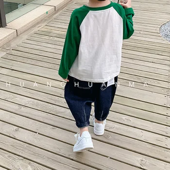 Хлопковая детская весенняя новая корейская версия, длинный рукав, круглый вырез, контрастные цвета, модная свободная футболка для мальчиков с буквенным принтом